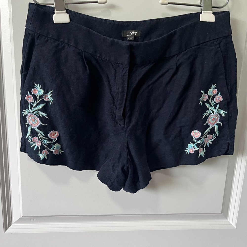 Loft Linen Navy Blue Shorts w Flower Detail Size 8 EUC - Picture 1 of 2